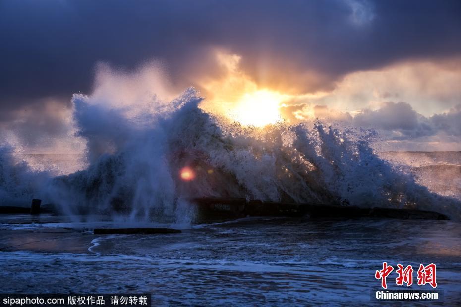 俄羅斯黑海海岸狂風(fēng)掀起巨浪 場(chǎng)面震撼