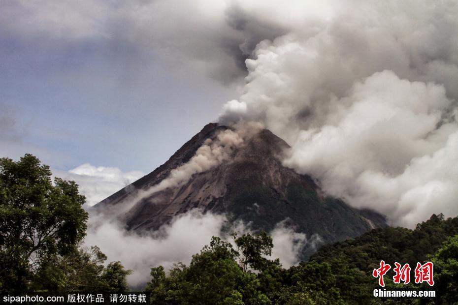 印尼墨拉皮火山噴出火山灰和煙霧