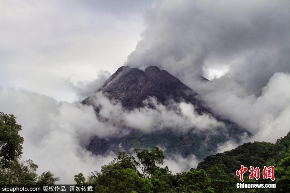 印尼墨拉皮火山噴出火山灰和煙霧