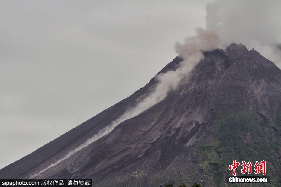 印尼墨拉皮火山噴出火山灰和煙霧