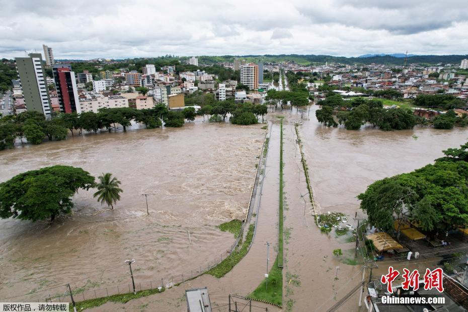 巴西巴伊亚州遇洪水 航拍水淹城镇
