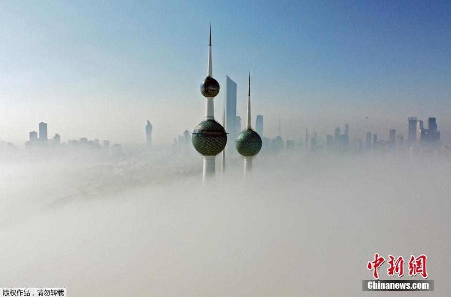 浓雾笼罩科威特城 高楼如入云端