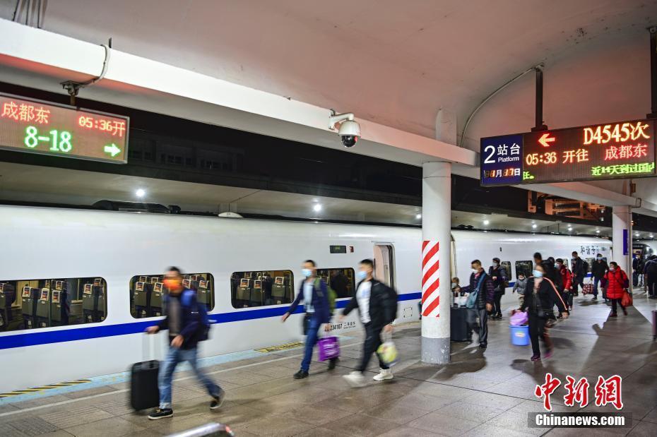 2022春运开启 广东春运首发列车开出