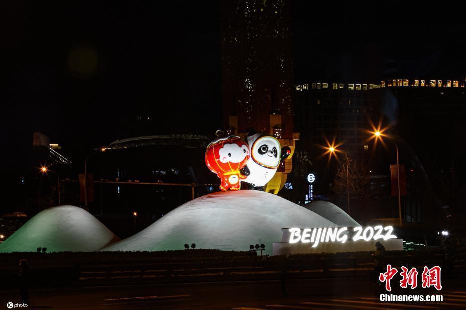 冬奥城市景观亮相北京街头吸引市民拍照