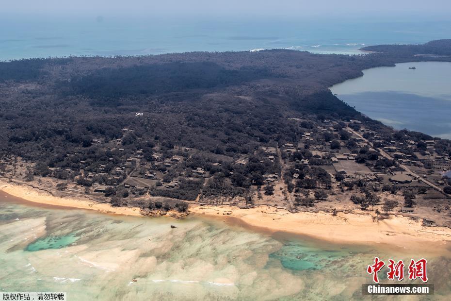 航拍灾后的汤加：火山灰覆盖岛屿