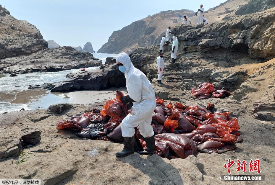 直击秘鲁遭污染海滩清理 成袋油污拖上岸