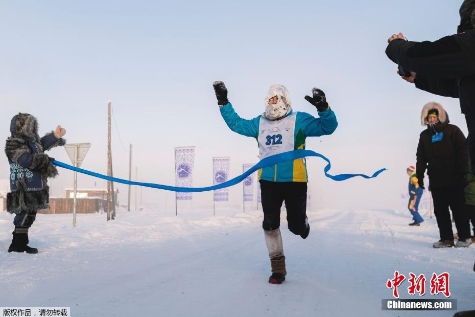 俄罗斯举办世界最冷马拉松 选手被冻成“冰人”