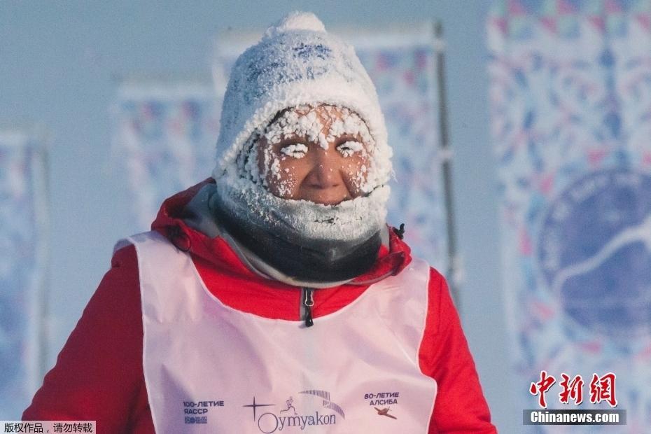 俄罗斯举办世界最冷马拉松 选手被冻成“冰人”