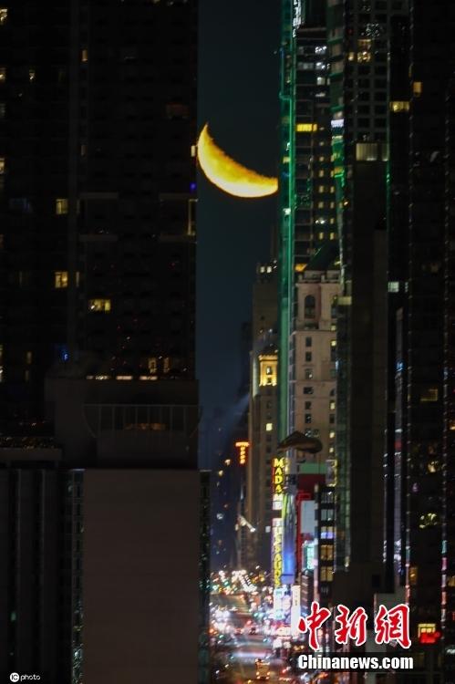 美国曼哈顿街头现“悬月”