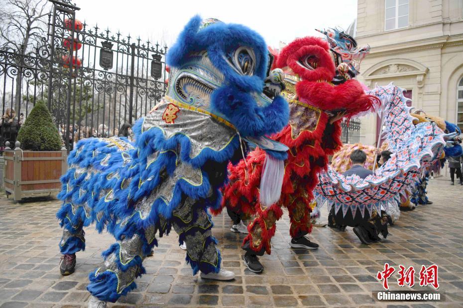 巴黎中心区政府举办新春舞龙舞狮活动