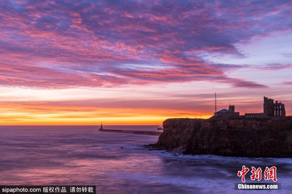 日出時(shí)分的英國(guó)泰恩河 彩色晨曦籠罩浪漫壯美