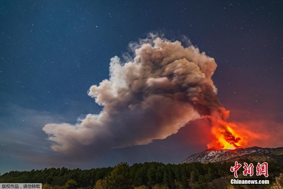 意大利埃特納火山噴發(fā) 產(chǎn)生壯觀火山閃電