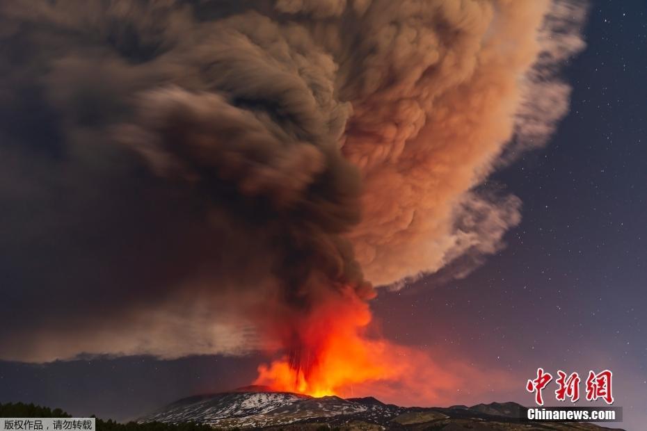 意大利埃特納火山噴發(fā) 產(chǎn)生壯觀火山閃電