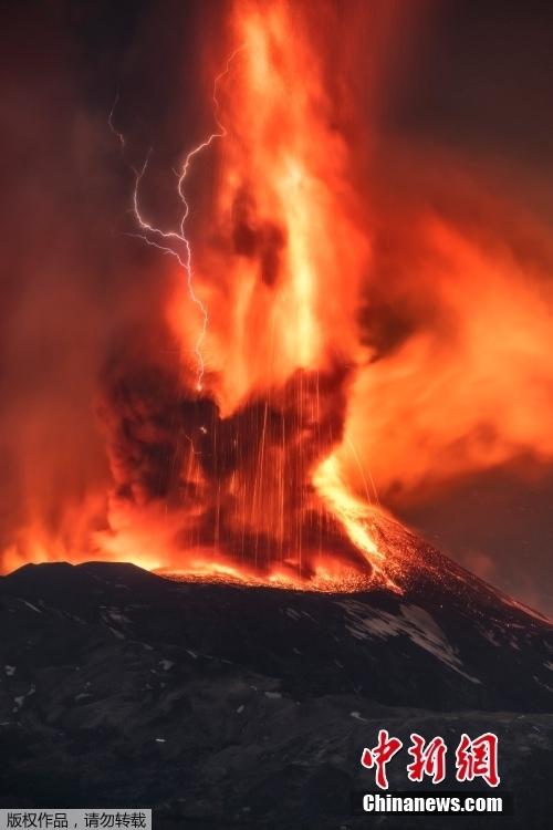 意大利埃特納火山噴發(fā) 產(chǎn)生壯觀火山閃電