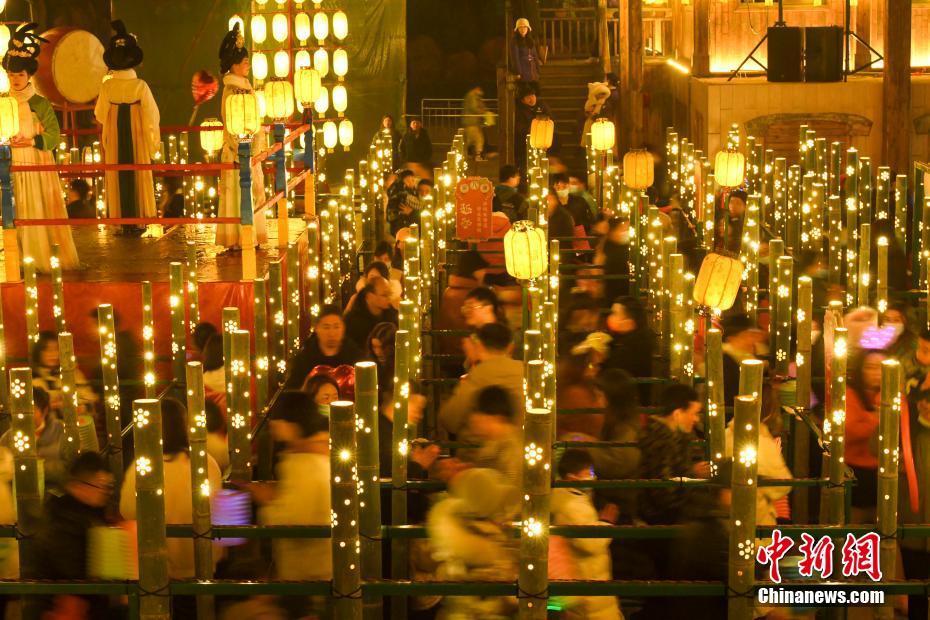 元宵节将至 长沙市民走九曲菩提灯阵祈福