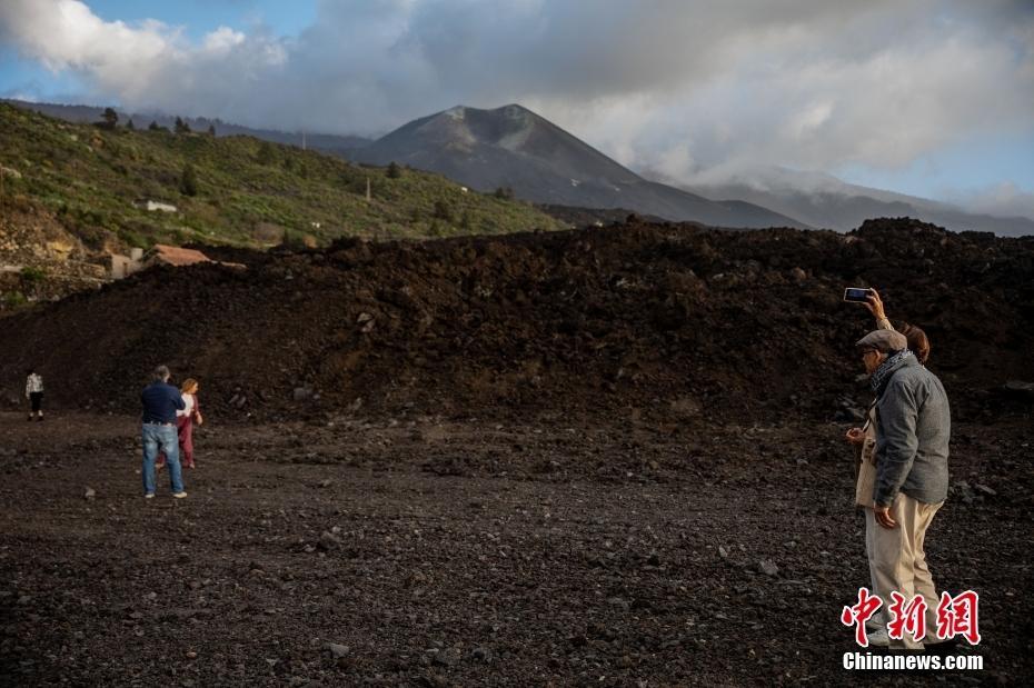 西班牙拉帕尔马岛火山喷发后 民众开启“火山游”