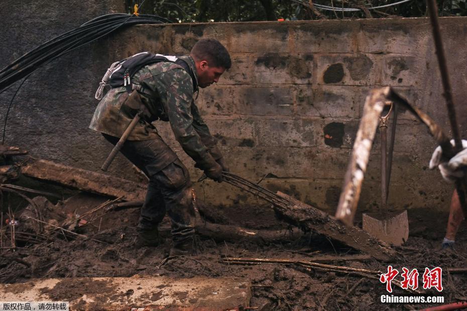 巴西里約州暴雨致死人數(shù)上升 搜救持續(xù)進行