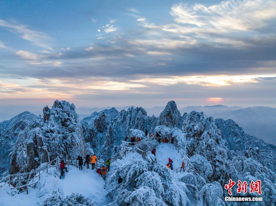 銀裝素裹 雪后黃山現(xiàn)壯美景色