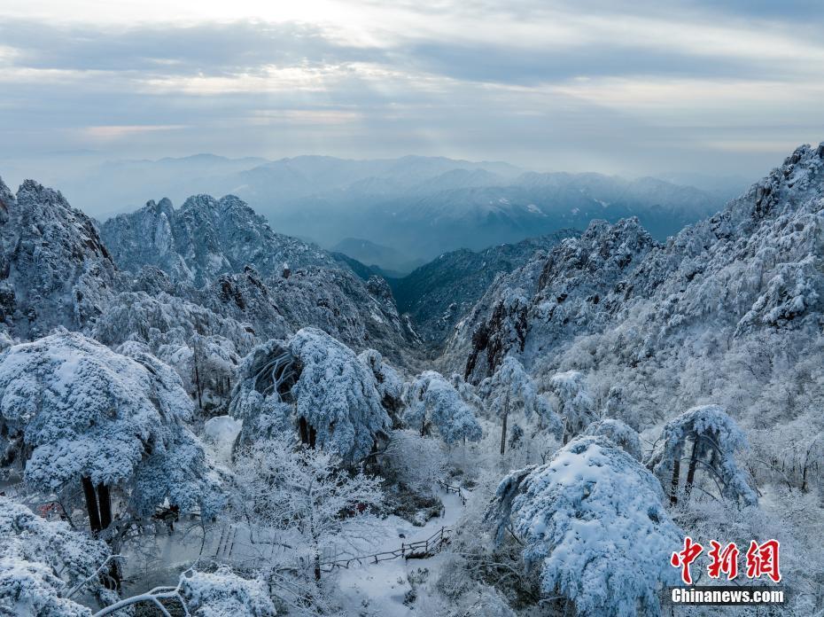 銀裝素裹 雪后黃山現(xiàn)壯美景色