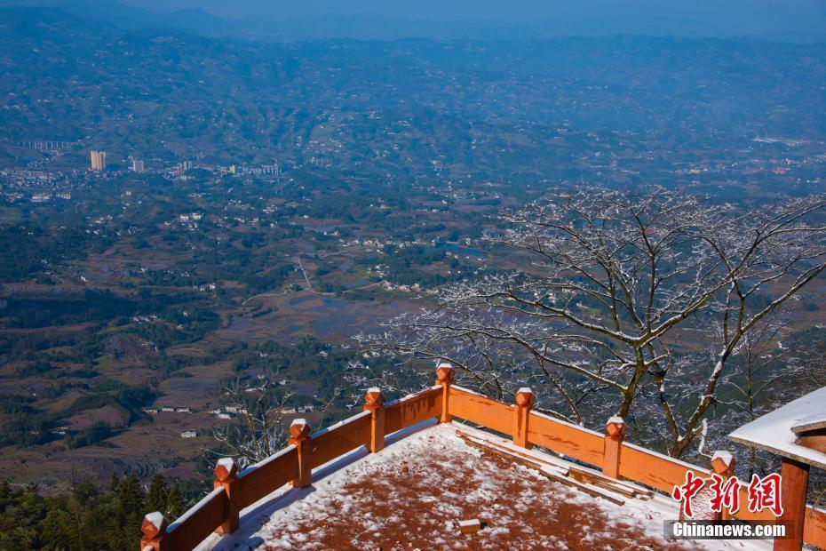 四川叙永春雪染丹山