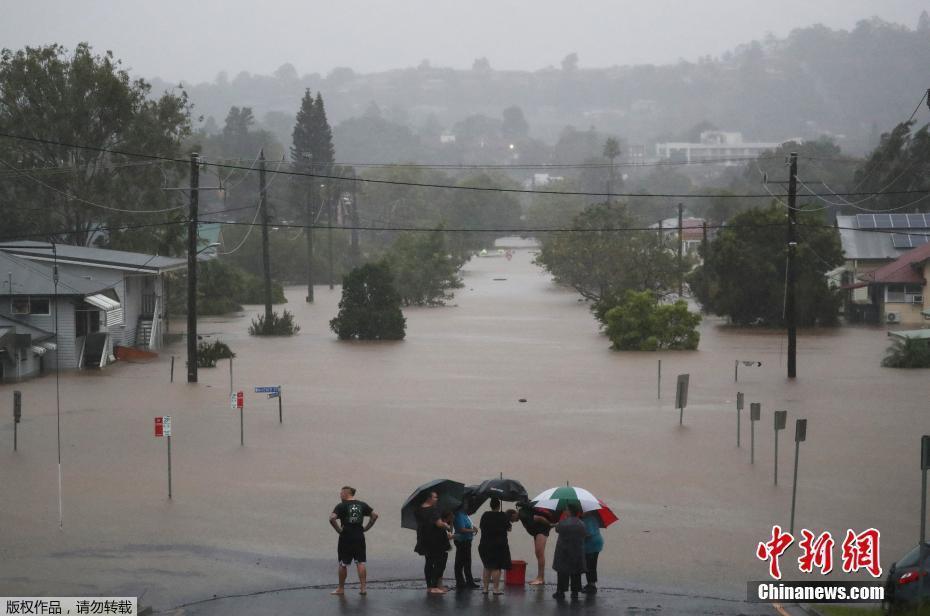 澳大利亞新南威爾士州暴雨成災(zāi) 民眾坐船出逃