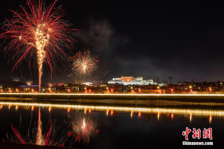 煙花璀璨 西藏拉薩迎藏歷新年古突夜