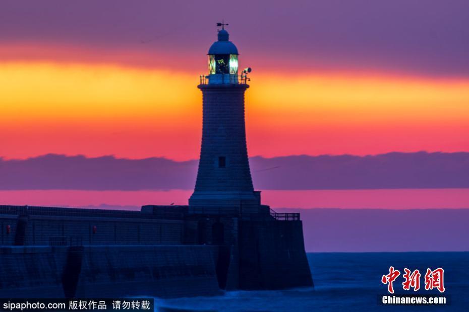 超美,！英國(guó)泰恩茅斯碼頭朝霞遇上彩虹