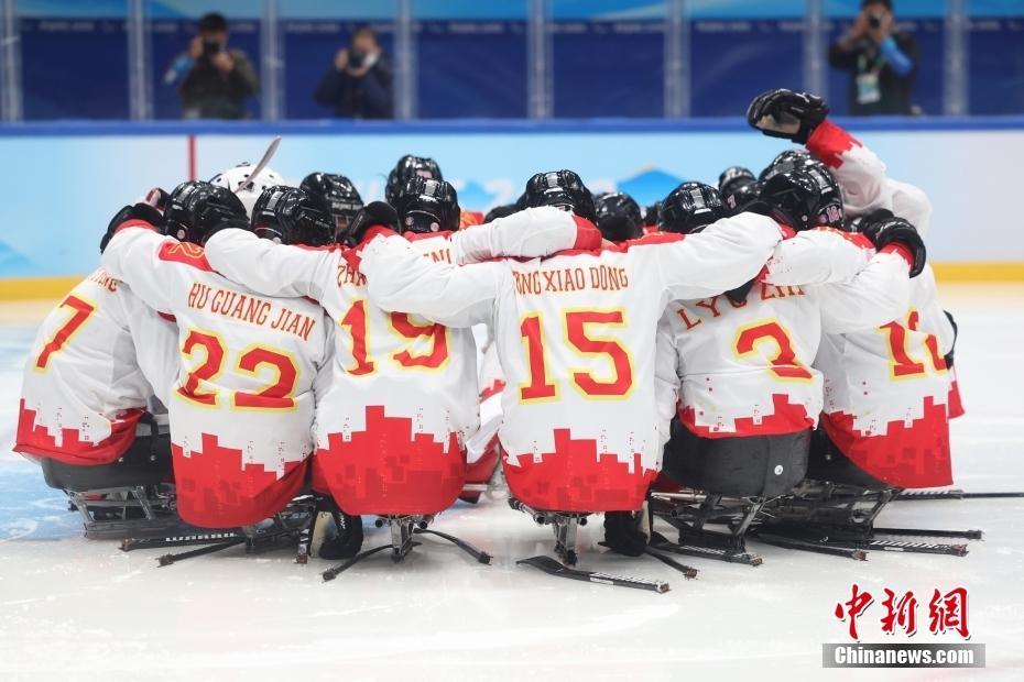 残奥冰球赛场 中国队取得“开门红”