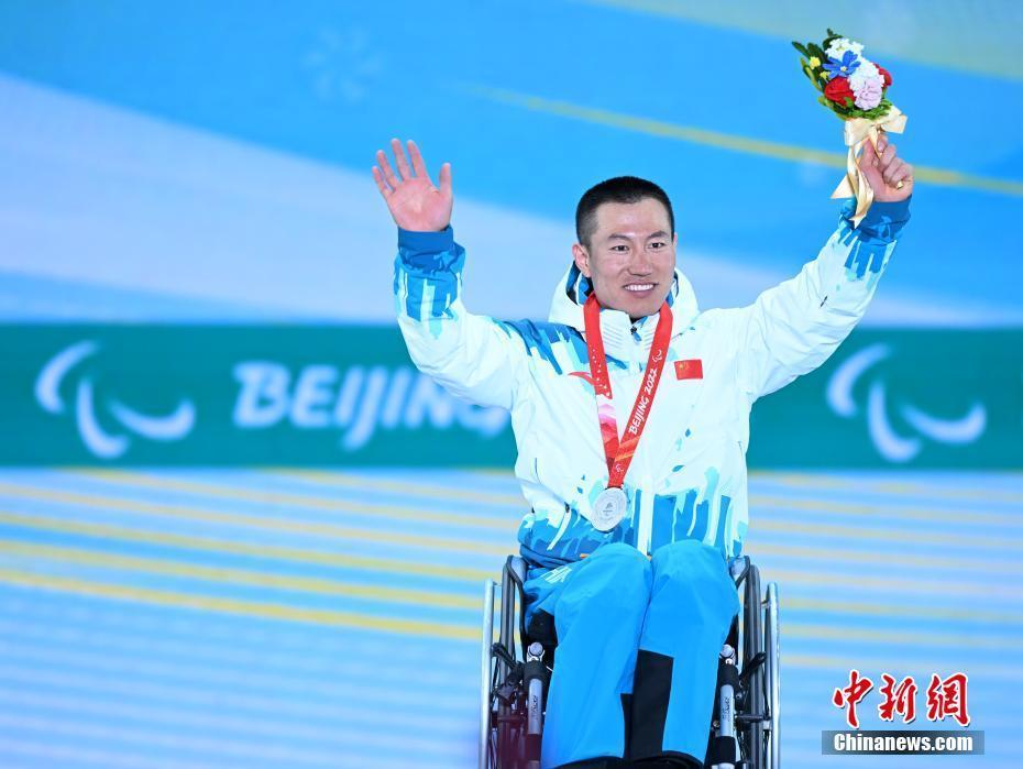 北京冬残奥会越野滑雪男子长距离坐姿项目颁奖