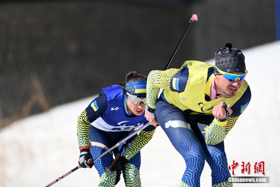 残奥冬季两项女子中距离-视障比赛：中国选手王跃获得铜牌