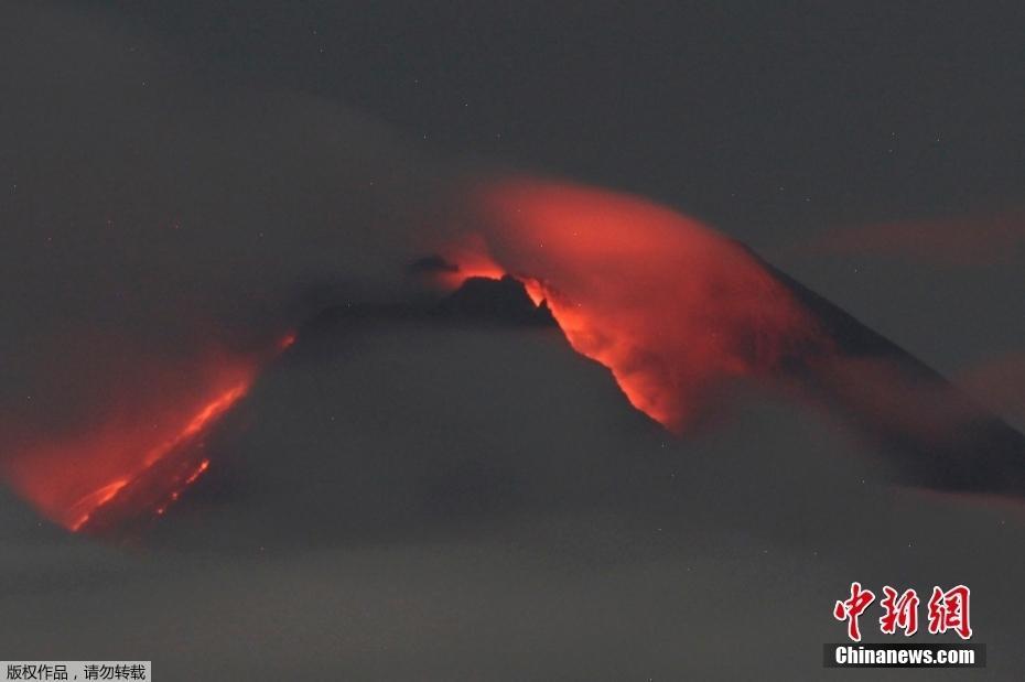 印尼火山噴發(fā) 巖漿噴涌而出