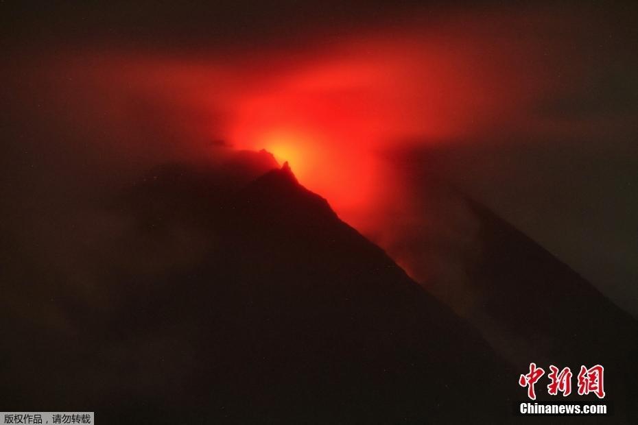 印尼火山噴發(fā) 巖漿噴涌而出