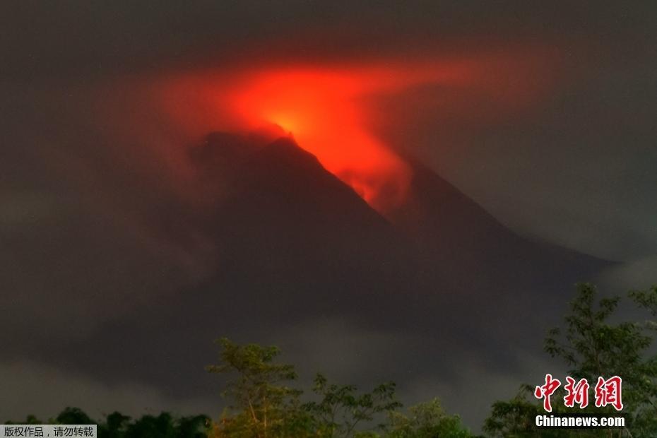 印尼火山噴發(fā) 巖漿噴涌而出