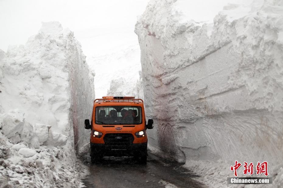 厚度超8米,！土耳其高速公路總局清理積雪