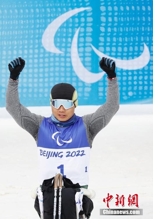 残奥越野滑雪男子短距离-坐姿决赛：郑鹏夺冠