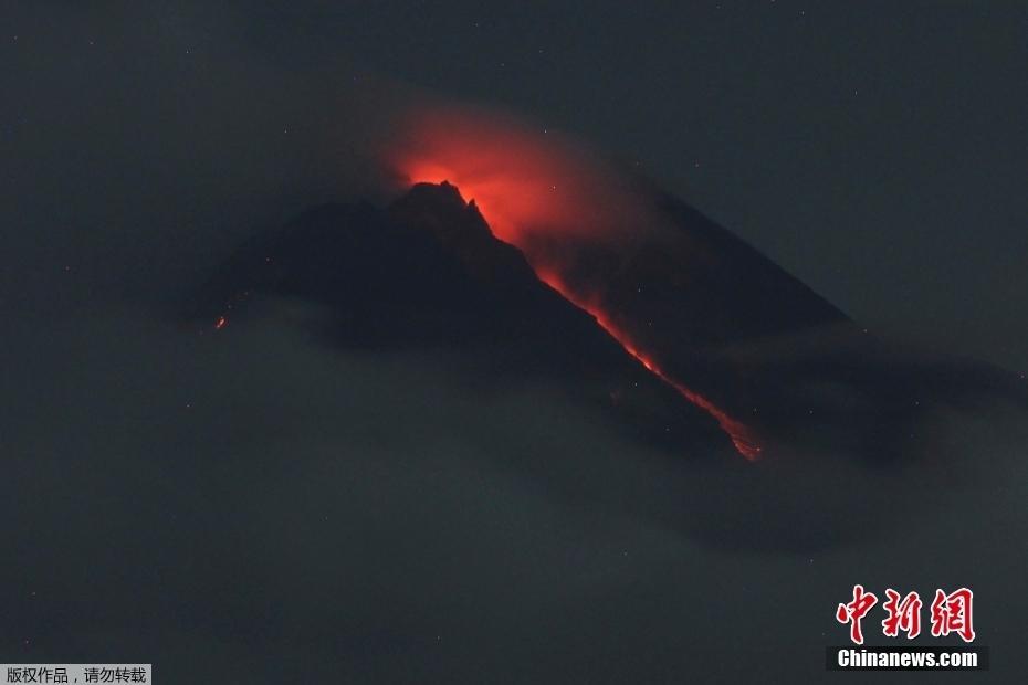 印尼火山噴發 巖漿噴涌而出