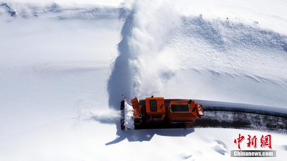 厚度超8米！土耳其高速公路總局清理積雪