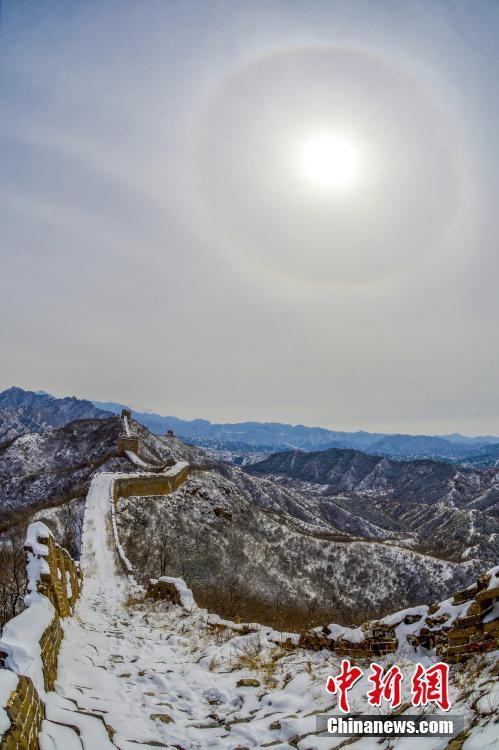 春雪初霁金山岭长城现日晕景象