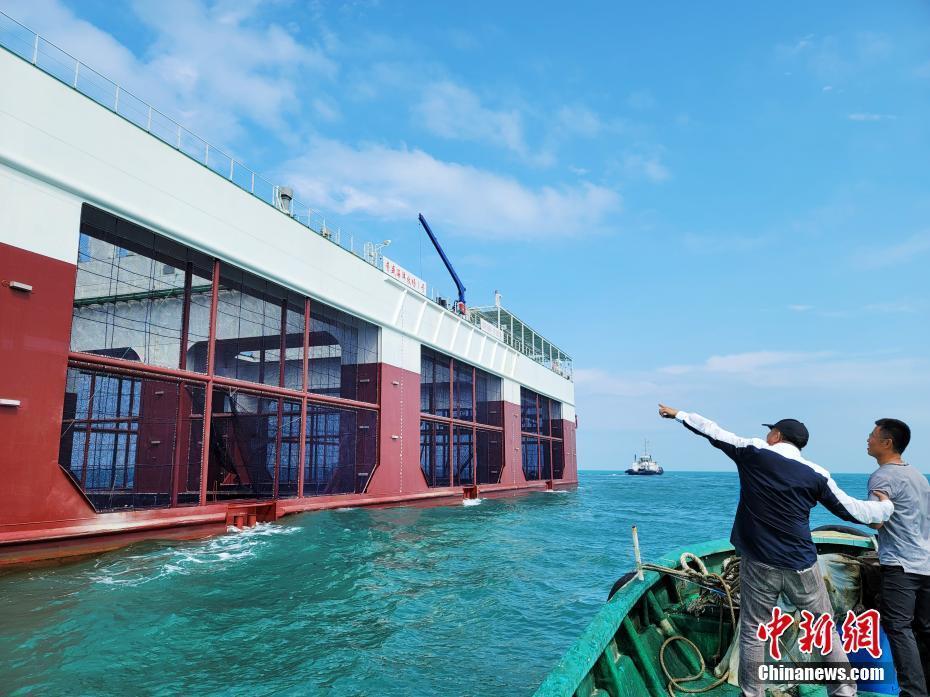 海南首座半潛式深遠海智能養(yǎng)殖旅游平臺“到崗”