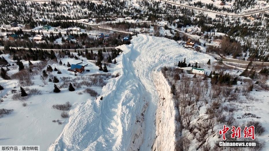 美國(guó)阿拉斯加州發(fā)生雪崩 積雪攔腰覆蓋多條道路