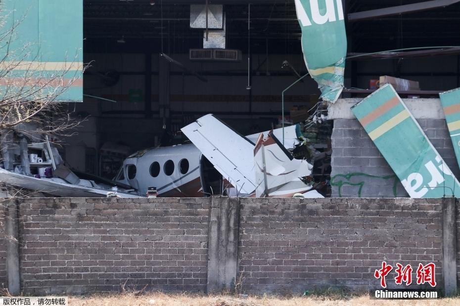 墨西哥一架小型飛機(jī)墜毀撞上超市