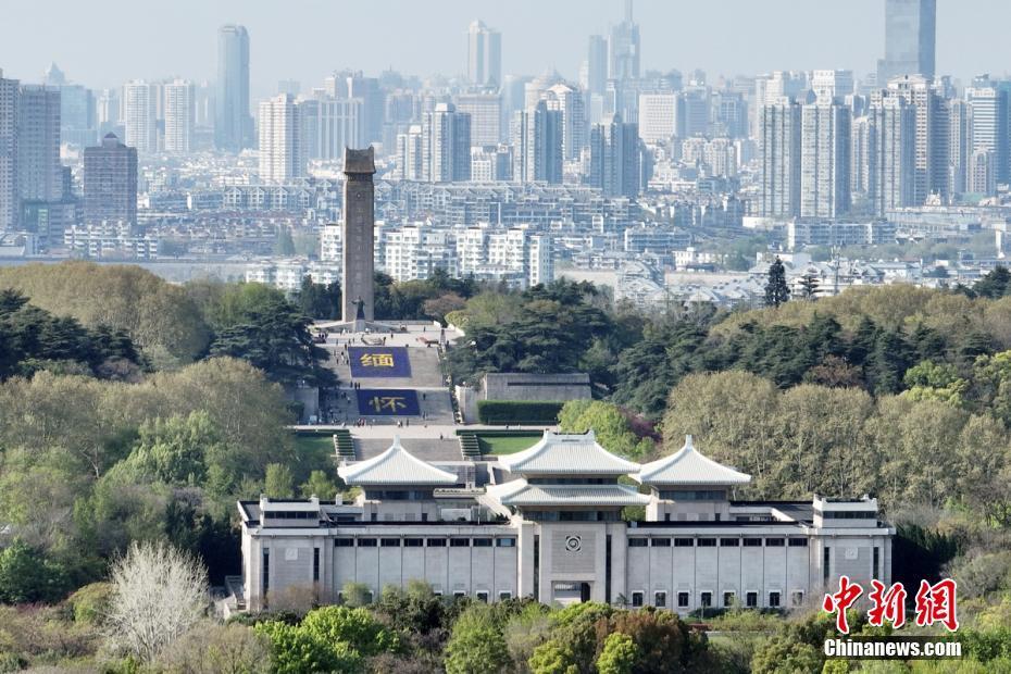 南京民眾走進(jìn)雨花臺(tái)烈士陵園緬懷英烈