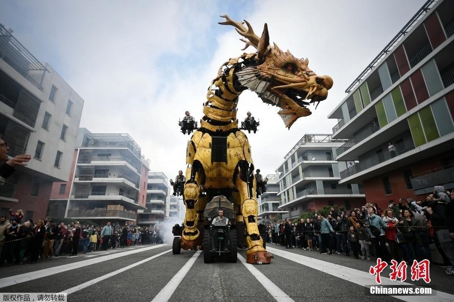 法國(guó)街頭現(xiàn)“龍馬”巨獸 騰躍噴火技能多