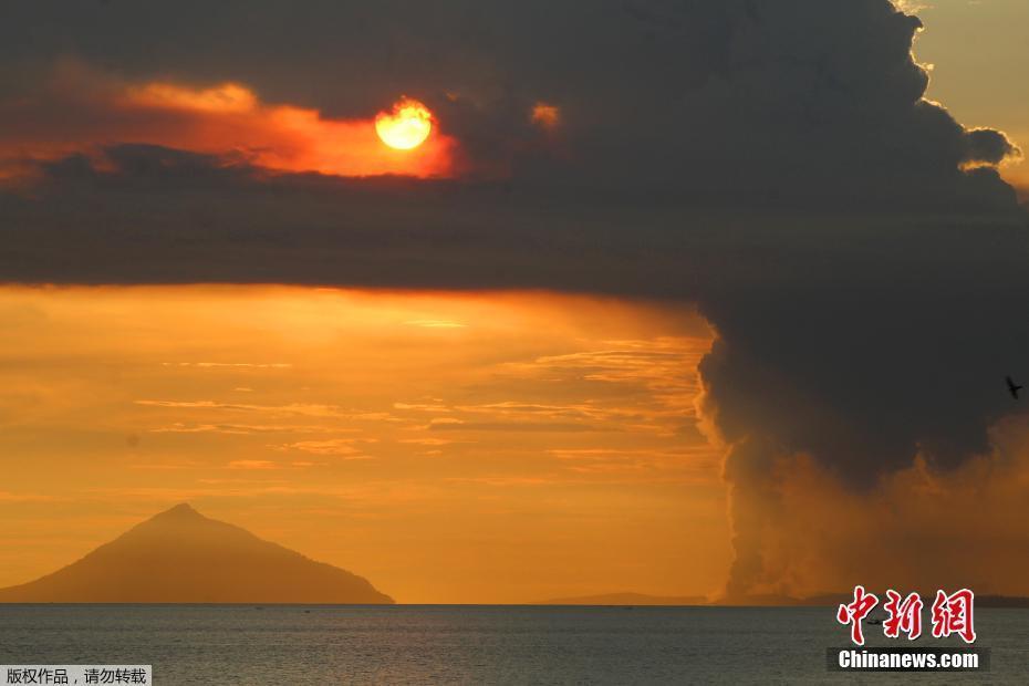 印尼喀拉喀托之子火山噴發 火山灰直沖云霄