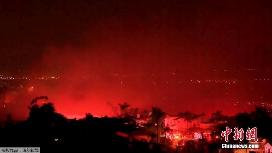 美国加州拉古纳尼古尔地区发生火灾 多处房屋被烧毁
