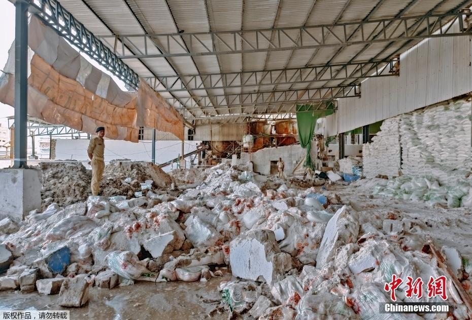 印度古吉拉特邦一工廠墻壁倒塌 造成至少12人死亡