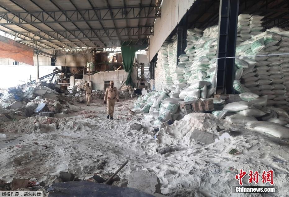 印度古吉拉特邦一工厂墙壁倒塌 造成至少12人死亡