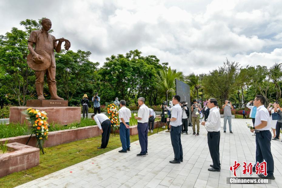 袁隆平銅像落成揭幕儀式在三亞舉行
