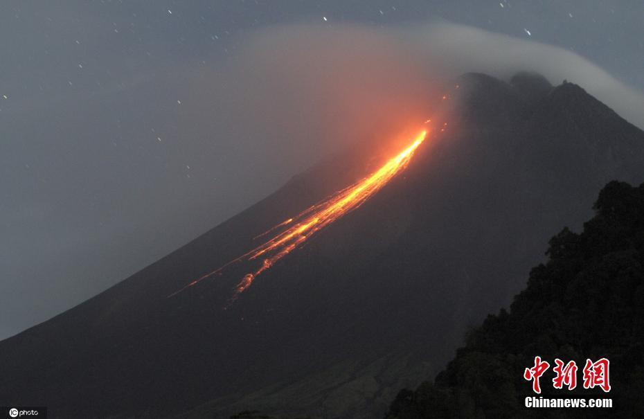 印尼默拉皮火山噴發 熔巖流淌場面壯觀