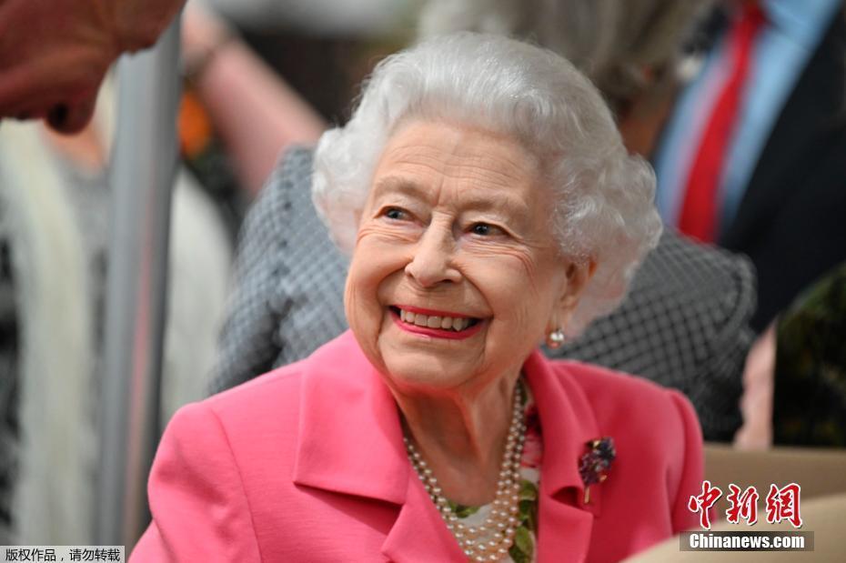 英国女王参观切尔西花展 粉色套装亮眼
